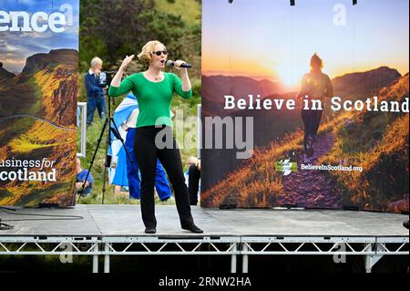 Édimbourg, Écosse, Royaume-Uni. 2 septembre 2023. Marche et rassemblement pour une Écosse indépendante dans l'UE, une marche sur le Royal Mile jusqu'au Parlement écossais à Holyrood, suivie d'un rassemblement avec des orateurs invités. Lorna Slater MSP, co-leader des Verts écossais, s'adressant à la foule. Crédit : Craig Brown/Alamy Live News Banque D'Images