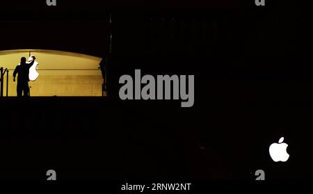 (171201) -- NEW YORK, 1 décembre 2017 -- Un homme nettoie le logo Apple dans le magasin Apple à l'intérieur du Grand Central terminal à New York, États-Unis, 30 novembre 2017. Le géant américain de la haute technologie Apple Inc. Jeudi a lancé l'application innovante Apple Heart Study, le premier logiciel de son genre sur un appareil mobile qui utilise le capteur de fréquence cardiaque de l'Apple Watch pour collecter des données sur les rythmes cardiaques irréguliers et avertir les utilisateurs susceptibles de présenter des rythmes cardiaques anormaux. )(yk) U.S.-NEW YORK-APPLE-HEART DISEASE LixMuzi PUBLICATIONxNOTxINxCHN Banque D'Images