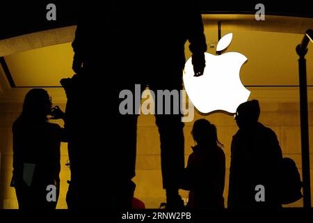 (171201) -- NEW YORK, 1 décembre 2017 -- des personnes sont photographiées au magasin Apple à l'intérieur du Grand Central terminal à New York, aux États-Unis, le 30 novembre 2017. Le géant américain de la haute technologie Apple Inc. Jeudi a lancé l'application innovante Apple Heart Study, le premier logiciel de son genre sur un appareil mobile qui utilise le capteur de fréquence cardiaque de l'Apple Watch pour collecter des données sur les rythmes cardiaques irréguliers et avertir les utilisateurs susceptibles de présenter des rythmes cardiaques anormaux. )(yk) U.S.-NEW YORK-APPLE-HEART DISEASE LixMuzi PUBLICATIONxNOTxINxCHN Banque D'Images