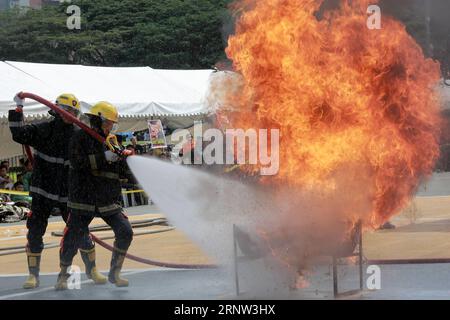 (171202) -- MANILLE, le 2 décembre 2017 -- des pompiers éteignent un incendie lors des Jeux olympiques annuels du feu à Manille, Philippines, le 2 décembre 2017. Les Jeux olympiques annuels du feu sont organisés par le Bureau philippin de la protection contre les incendies (BFP) où les pompiers montrent leurs capacités à éteindre les incendies et à secourir pour aiguiser leur camaraderie et leur travail d'équipe dans les techniques de lutte contre les incendies.) (Zxj) PHILIPPINES-MANILLE-ANNUAL FIRE OLYMPICS ROUELLExUMALI PUBLICATIONxNOTxINxCHN Banque D'Images