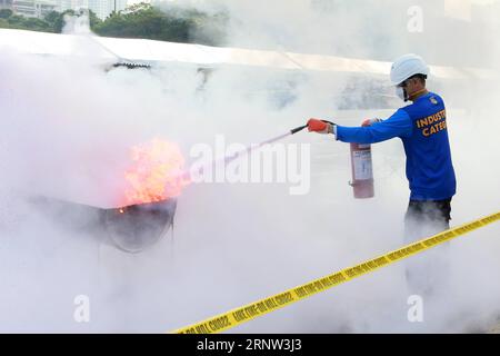 (171202) -- MANILLE, le 2 décembre 2017 -- Un pompier éteint un incendie lors des Jeux olympiques annuels du feu à Manille, Philippines, le 2 décembre 2017. Les Jeux olympiques annuels du feu sont organisés par le Bureau philippin de la protection contre les incendies (BFP) où les pompiers montrent leurs capacités à éteindre les incendies et à secourir pour aiguiser leur camaraderie et leur travail d'équipe dans les techniques de lutte contre les incendies.) (Zxj) PHILIPPINES-MANILLE-ANNUAL FIRE OLYMPICS ROUELLExUMALI PUBLICATIONxNOTxINxCHN Banque D'Images