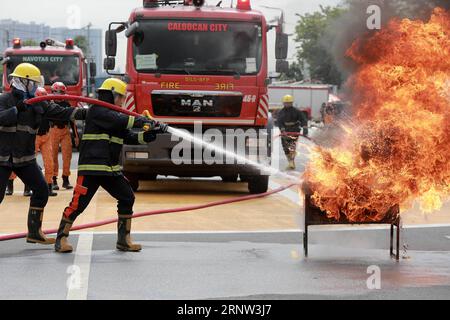 (171202) -- MANILLE, le 2 décembre 2017 -- des pompiers éteignent un incendie lors des Jeux olympiques annuels du feu à Manille, Philippines, le 2 décembre 2017. Les Jeux olympiques annuels du feu sont organisés par le Bureau philippin de la protection contre les incendies (BFP) où les pompiers montrent leurs capacités à éteindre les incendies et à secourir pour aiguiser leur camaraderie et leur travail d'équipe dans les techniques de lutte contre les incendies.) (Zxj) PHILIPPINES-MANILLE-ANNUAL FIRE OLYMPICS ROUELLExUMALI PUBLICATIONxNOTxINxCHN Banque D'Images