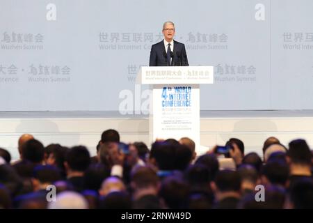 Chine : Conférence mondiale sur l'Internet à Wuzhen (171203) -- WUZHEN, 3 décembre 2017 -- Tim Cook, PDG d'Apple, prononce une allocution à la cérémonie d'ouverture de la 4e Conférence mondiale sur l'Internet dans la ville aquatique de Wuzhen, dans la province du Zhejiang, dans l'est de la Chine, le 3 décembre 2017. ) (Ry) CHINA-ZHEJIANG-WUZHEN-INTERNET CONFERENCE (CN) ZhengxHuansong PUBLICATIONxNOTxINxCHN Banque D'Images