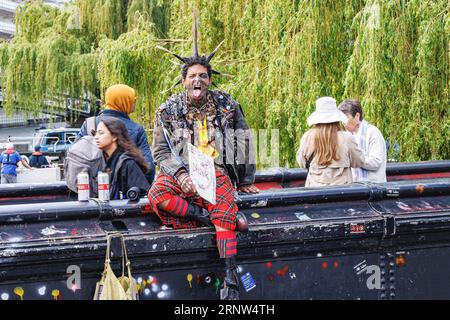 Londres, Royaume-Uni - 17 mai 2023: Homme de la sous-culture punk et divers et largement connu de la gamme des idéologies, de la mode, et d'autres formes d'expression, visuel Banque D'Images