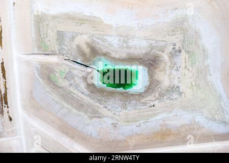 Vue aérienne des radeaux de phosphogypse au bord de la rivière Tinto. Déchets de la production d'engrais à partir de roches phosphatées déposées dans le capi Banque D'Images