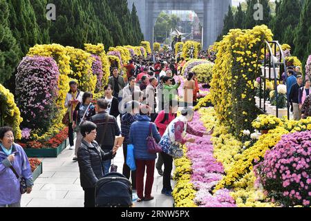 (171204) -- GUANGZHOU, 4 décembre 2017 -- la photo prise le 4 décembre 2017 montre une foire aux fleurs à Guangzhou, province du Guangdong dans le sud de la Chine. Le Forum mondial Fortune 2017 se tiendra à Guangzhou du 6 au 8 décembre. ) (Lb) CHINA-GUANGDONG-GUANGZHOU-FORTUNE GLOBAL FORUM (CN) LiangxXu PUBLICATIONxNOTxINxCHN Banque D'Images