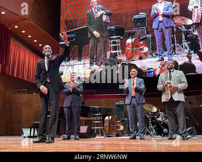 31 août 2023, CHICAGO, il, USA : Chicago profite de quatre jours de jazz ce week-end de la fête du travail - 31 août - 3 septembre De la musique live est présentée au Centre culturel et à plusieurs stades du Millennium Park. SUR LA PHOTO : RON CARTER ; le bassiste fait signe à la foule tandis que les membres de Fournight DONALD VEGA ; pianiste ; PAYTON CROSSLEY ; batteur ; JIMMY GREENE; saxophoniste applaudir en fin de séance. (Image de crédit : © Karen I. Hirsch/ZUMA Press Wire) À USAGE ÉDITORIAL UNIQUEMENT ! Non destiné à UN USAGE commercial ! Banque D'Images