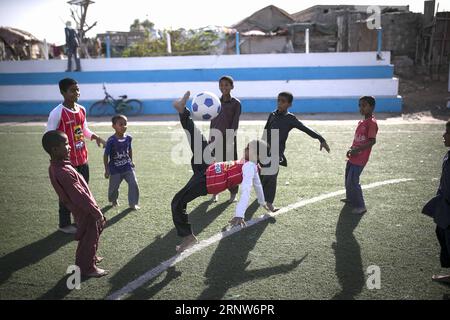 (171206) -- CHABAHR, 6 décembre 2017 -- des enfants jouent au football dans la ville portuaire de Chabahar, dans le sud-est de l'Iran, le 3 décembre 2017. )(YY) IRAN-CHABAHR-ENFANTS-VIE QUOTIDIENNE AhmadxHalabisaz PUBLICATIONxNOTxINxCHN Banque D'Images