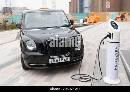 (171206) -- LONDRES, 6 décembre 2017 -- la photo prise le 5 décembre 2017 montre un nouveau taxi électrique TX eCity connecté à un chargeur de véhicule électrique à la centrale électrique Battersea à Londres, en Grande-Bretagne. Londres a lancé mardi les nouvelles cabines noires électriques. ) (YY) BRITAIN-LONDON-ELECTRIC BLACK TAXI-LAUNCH RayxTang PUBLICATIONxNOTxINxCHN Banque D'Images