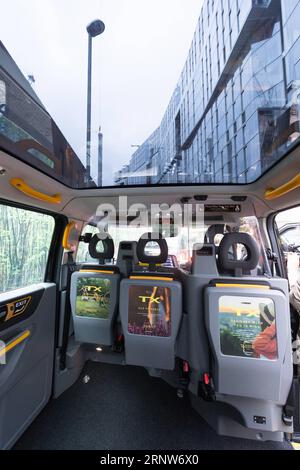 (171206) -- LONDRES, 6 décembre 2017 -- la photo prise le 5 décembre 2017 montre les sièges intérieurs et une verrière panoramique du nouveau taxi électrique TX eCity à Londres, en Grande-Bretagne. Londres a lancé mardi les nouvelles cabines noires électriques. ) (YY) BRITAIN-LONDON-ELECTRIC BLACK TAXI-LAUNCH RayxTang PUBLICATIONxNOTxINxCHN Banque D'Images