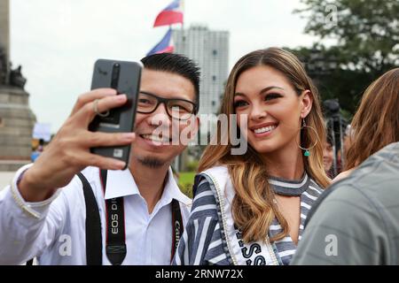 (171206) -- MANILLE, 6 décembre 2017 -- Miss Univers 2017 demi-Leigh Nel-Peters d'Afrique du Sud sourit pour un selfie lors d'une visite au Rizal Park à Manille, Philippines, 6 décembre 2017.) (Zjy) PHILIPPINES-MANILA-MISS UNIVERSE ROUELLExUMALI PUBLICATIONxNOTxINxCHN Banque D'Images