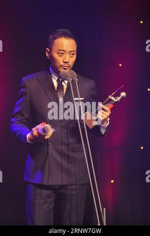 (171207) -- LONDRES, 7 décembre 2017 -- l'acteur Zhang Hanyu prend la parole après avoir reçu le prix du meilleur acteur lors de la cérémonie de remise des prix du 5e Festival du film de Grande-Bretagne de Chine 2017 à Londres, en Grande-Bretagne, le 6 décembre 2017.) (YY) GRANDE-BRETAGNE-LONDRES-CHINE GRANDE-BRETAGNE FILM FESTIVAL StephenxChung PUBLICATIONxNOTxINxCHN Banque D'Images