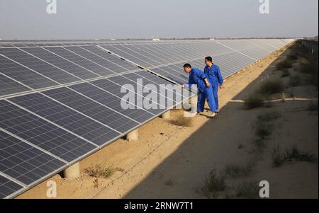 (171207) -- BAHAWALPUR, 7 décembre 2017 -- des techniciens vérifient les panneaux solaires à Bahawalpur, Pakistan, le 1 décembre 2017. Au bord du désert du Cholistan, un parc solaire de 300 mégawatts est devenu la principale source d’électricité pour environ 280 000 familles à Bahawalpur. La ferme solaire a récemment reçu le prix Luban pour le projet de construction (projet outre-mer), le premier prix de la Chine dans l'industrie de la construction, pour sa qualité de construction exceptionnelle.) (YY) PAKISTAN-BAHAWALPUR-FERME SOLAIRE LiuxTian PUBLICATIONxNOTxINxCHN Banque D'Images