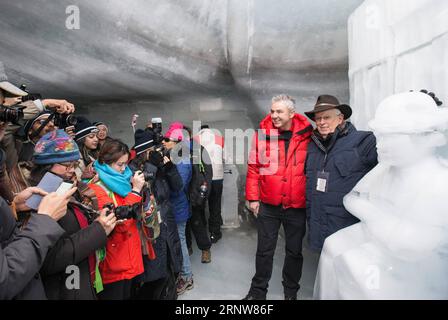 (171207) -- INTERLAKEN (SUISSE), 7 décembre 2017 -- Eugene Chaplin (1e R), fils de la légende de l'écran Charlie Chaplin, assiste à la cérémonie de dévoilement de la sculpture sur glace de Chaplin sur la selle Jungfraujoch, près d'Interlaken, Suisse, le 7 décembre 2017. La sculpture sur glace a été réalisée pour marquer le 40e anniversaire de la mort de Charlie Chaplin. ) SUISSE-INTERLAKEN-CHAPLIN-GLACE SCULPTURE-DÉVOILEMENT XUXJINQUAN PUBLICATIONXNOTXINXCHN Banque D'Images