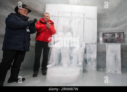 (171207) -- INTERLAKEN (SUISSE), le 7 décembre 2017 -- Eugene Chaplin (à gauche), fils de Charlie Chaplin, la légende de l'écran, assiste à la cérémonie de dévoilement de la sculpture sur glace de Chaplin sur la selle Jungfraujoch, près d'Interlaken, en Suisse, le 7 décembre 2017. La sculpture sur glace a été réalisée pour marquer le 40e anniversaire de la mort de Charlie Chaplin. ) SUISSE-INTERLAKEN-CHAPLIN-GLACE SCULPTURE-DÉVOILEMENT XUXJINQUAN PUBLICATIONXNOTXINXCHN Banque D'Images