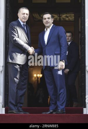 (171207) -- ATHÈNES, 7 décembre 2017 -- le Premier ministre grec Alexis Tsipras (à droite) et le président turc Recep Tayyip Erdogan (à gauche) se serrent la main avant leur rencontre à Athènes, en Grèce, le 7 décembre 2017. Le président turc Recep Tayyip Erdogan est arrivé ici jeudi pour une visite historique de deux jours dans un contexte de mesures de sécurité draconiennes, alors que son voyage marque le premier voyage dans le pays d'un dirigeant turc depuis 1952. )(rh) GRÈCE-ATHÈNES-PRÉSIDENT TarianaxBolari PUBLICATIONxNOTxINxCHN Banque D'Images