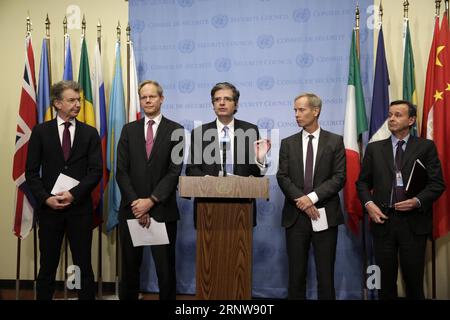 (171208) -- NATIONS UNIES, 8 décembre 2017 -- l'ambassadeur français aux Nations Unies François Delattre (C), accompagné de l'ambassadeur allemand aux Nations Unies Christoph Heusgen (1e L), de l'ambassadeur britannique aux Nations Unies Matthew Rycroft (2e L), de l'ambassadeur suédois aux Nations Unies Olof Skoog (2e R) et de l'ambassadeur italien aux Nations Unies Sebastiano Cardi, lit une déclaration conjointe au siège de l'ONU à New York, le 8 décembre 2017. Les ambassadeurs des pays de l Union européenne (UE) auprès des Nations Unies ont publié vendredi une déclaration conjointe pour manifester leur désapprobation de la décision du président américain Donald Trump de reconnaître Jérusalem comme capitale israélienne Banque D'Images