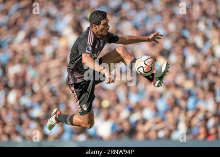 Raúl Jiménez #7 de Fulham F.C contrôle le ballon lors du match de Premier League entre Manchester City et Fulham à l'Etihad Stadium, Manchester le samedi 2 septembre 2023. (Photo : Mike Morese | MI News) crédit : MI News & Sport / Alamy Live News Banque D'Images