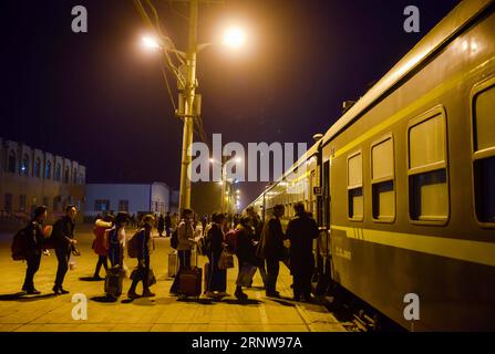 (171209) -- URUMQI, 9 décembre 2017 -- des passagers montent à bord du train n° 5809 reliant Kashgar et Hotan à la gare de Kashgar, dans la région autonome ouïgoure du Xinjiang, au nord-ouest de la Chine, 24 novembre 2017. La ligne de train de 485 km reliant deux grandes villes oasis de Kashgar et Hotan traverse certaines des zones les plus reculées du Xinjiang et a transformé la vie dans le désert depuis son lancement en 2011. C'est le premier et le seul chemin de fer de Hotan, via le chemin de fer la préfecture sous-développée est reliée au reste du réseau ferroviaire du pays, qui compte 22 000 km de lignes ferroviaires à grande vitesse. Infrastructure de transport médiocre Banque D'Images