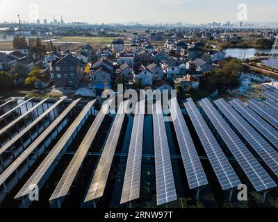 (171209) -- CHANGXING, 9 décembre 2017 -- une photo prise le 8 décembre 2017 montre des panneaux photovoltaïques dans le village de Gulong, dans le canton de Hongqiao, dans le comté de Changxing, dans la province du Zhejiang de l est de la Chine. Le projet photovoltaïque, qui couvre une superficie de 485 mu (32 hectares) avec une production énergétique estimée à 19 millions de kwh chaque année, a commencé à alimenter le réseau local. (dhf) CHINE-ZHEJIANG-ÉNERGIE SOLAIRE-ÉLECTRICITÉ (CN) XuxYu PUBLICATIONxNOTxINxCHN Banque D'Images