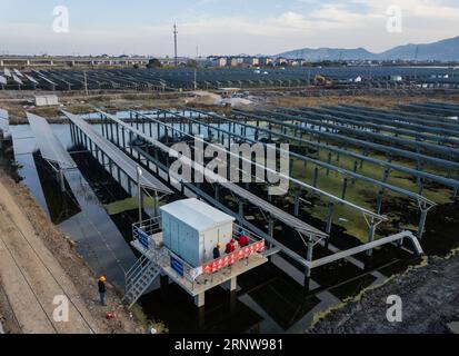 (171209) -- CHANGXING, 9 décembre 2017 -- une photo prise le 8 décembre 2017 montre des panneaux photovoltaïques dans le village de Gulong, dans le canton de Hongqiao, dans le comté de Changxing, dans la province du Zhejiang de l est de la Chine. Le projet photovoltaïque, qui couvre une superficie de 485 mu (32 hectares) avec une production énergétique estimée à 19 millions de kwh chaque année, a commencé à alimenter le réseau local. (dhf) CHINE-ZHEJIANG-ÉNERGIE SOLAIRE-ÉLECTRICITÉ (CN) XuxYu PUBLICATIONxNOTxINxCHN Banque D'Images