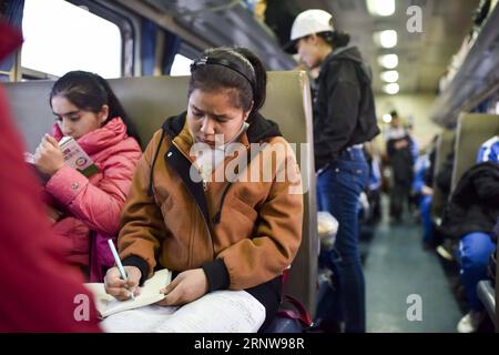 (171209) -- URUMQI, 9 décembre 2017 -- des élèves du collège Kashgar n° 6 étudient sur le train n° 5809 reliant Kashgar et Hotan dans la région autonome ouygur du Xinjiang du nord-ouest de la Chine, 24 novembre 2017. La ligne de train de 485 km reliant deux grandes villes oasis de Kashgar et Hotan traverse certaines des zones les plus reculées du Xinjiang et a transformé la vie dans le désert depuis son lancement en 2011. C'est le premier et le seul chemin de fer de Hotan, via le chemin de fer la préfecture sous-développée est reliée au reste du réseau ferroviaire du pays, qui compte 22 000 km de lignes ferroviaires à grande vitesse. Mauvais transport Banque D'Images