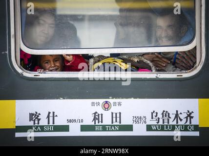 (171209) -- URUMQI, 9 décembre 2017 -- des passagers sont vus dans le train reliant Kashgar et Hotan dans la région autonome ouïgour du Xinjiang, au nord-ouest de la Chine, le 25 novembre 2017. La ligne de train de 485 km reliant deux grandes villes oasis de Kashgar et Hotan traverse certaines des zones les plus reculées du Xinjiang et a transformé la vie dans le désert depuis son lancement en 2011. C'est le premier et le seul chemin de fer de Hotan, via le chemin de fer la préfecture sous-développée est reliée au reste du réseau ferroviaire du pays, qui compte 22 000 km de lignes ferroviaires à grande vitesse. La faiblesse des infrastructures de transport a causé la Chine s nous Banque D'Images