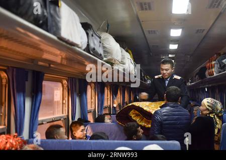 (171209) -- URUMQI, le 9 décembre 2017 -- un accompagnateur aide les passagers avec leurs bagages sur le train n° 5809 reliant Kashgar et Hotan dans la région autonome ouïgoure du Xinjiang au nord-ouest de la Chine, le 24 novembre 2017. La ligne de train de 485 km reliant deux grandes villes oasis de Kashgar et Hotan traverse certaines des zones les plus reculées du Xinjiang et a transformé la vie dans le désert depuis son lancement en 2011. C'est le premier et le seul chemin de fer de Hotan, via le chemin de fer la préfecture sous-développée est reliée au reste du réseau ferroviaire du pays, qui compte 22 000 km de lignes ferroviaires à grande vitesse. Transport infr. Médiocre Banque D'Images