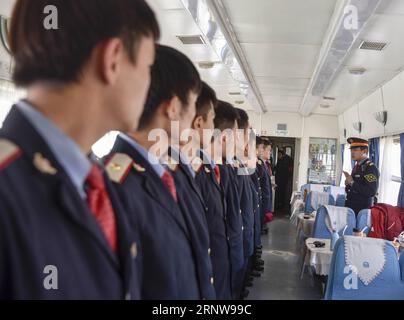 (171209) -- URUMQI, 9 décembre 2017 -- le chef d'orchestre Zhang Zhihao (1e R) déploie des travaux sur le train reliant Kashgar et Hotan dans la région autonome ouïgour du Xinjiang, au nord-ouest de la Chine, 25 novembre 2017. La ligne de train de 485 km reliant deux grandes villes oasis de Kashgar et Hotan traverse certaines des zones les plus reculées du Xinjiang et a transformé la vie dans le désert depuis son lancement en 2011. C'est le premier et le seul chemin de fer de Hotan, via le chemin de fer la préfecture sous-développée est reliée au reste du réseau ferroviaire du pays, qui compte 22 000 km de lignes ferroviaires à grande vitesse. Mauvaise infrastructure de transport Banque D'Images