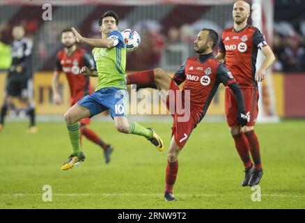 (171210) -- TORONTO, 10 déc. 2017 -- Victor Vazquez (2e R) du Toronto FC affronte Nicolas Lodeiro (C) du Seattle Sounders FC lors de leur finale de la coupe de la Ligue majeure de soccer (MLS) 2017 au BMO Field à Toronto, Canada, le 9 décembre 2017. Toronto FC a gagné 2-0 et a remporté le titre. ) (SP)CANADA-TORONTO-SOCCER-FINALE DE LA COUPE MLS-TORONTO FC VS SEATTLE SOUNDERS FC ZOUXZHENG PUBLICATIONXNOTXINXCHN Banque D'Images