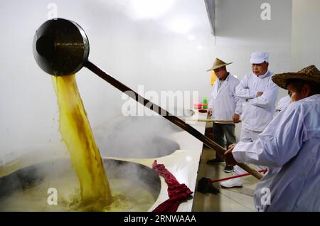 (171211) -- FU AN, 11 décembre 2017 -- des travailleurs chauffent du jus de grue à sucre dans un atelier de sucre brun dans le village de Hongkou, dans le canton de Xitan à Fu an, dans la province du Fujian du sud-est de la Chine, 9 décembre 2017. Les gens ici utilisent la méthode la plus ancienne pour produire manuellement le sucre brun. Le jus de grue de sucre exigé de la grue de sucre est chauffé et constamment remué dans une casserole jusqu'à ce qu'il devienne sirop. Le processus de chauffage prend généralement environ quatre heures. ) (Xzy) CHINA-FUJIAN-FU AN-BROWN SUGAR (CN) WeixPeiquan PUBLICATIONxNOTxINxCHN Banque D'Images