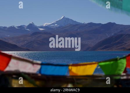 (171211) -- LHASSA, 11 décembre 2017 -- une photo prise le 10 décembre 2017 montre Yamzbog Yumco (lac) et le mont Noijinkangsang dans la région autonome du Tibet du sud-ouest de la Chine. (Yxb) CHINE-TIBET-PAYSAGE HIVERNAL (CN) LiuxDongjun PUBLICATIONxNOTxINxCHN Banque D'Images