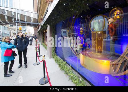 (171211) -- TORONTO, 11 déc. 2017 -- les gens regardent les vitrines du magasin phare de la Baie d Hudson à Toronto, Canada, le 11 décembre 2017. Les vitrines animées annuelles de la Baie d Hudson apportent de la joie à la ville de Toronto pour célébrer la période des fêtes. CANADA-TORONTO-VITRINE DES FÊTES SHOW ZouxZheng PUBLICATIONxNOTxINxCHN Banque D'Images