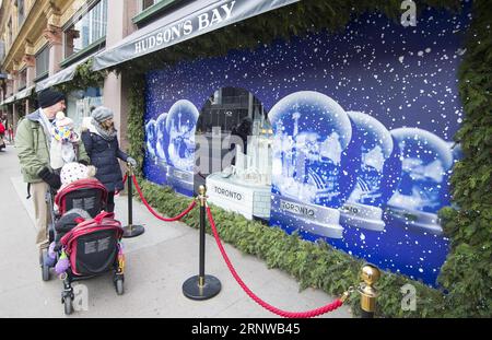 (171211) -- TORONTO, 11 déc. 2017 -- les gens regardent les vitrines du magasin phare de la Baie d Hudson à Toronto, Canada, le 11 décembre 2017. Les vitrines animées annuelles de la Baie d Hudson apportent de la joie à la ville de Toronto pour célébrer la période des fêtes. CANADA-TORONTO-VITRINE DES FÊTES SHOW ZouxZheng PUBLICATIONxNOTxINxCHN Banque D'Images