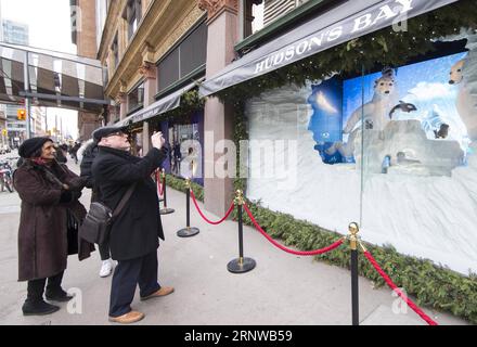 (171211) -- TORONTO, 11 déc. 2017 -- les gens regardent les vitrines du magasin phare de la Baie d Hudson à Toronto, Canada, le 11 décembre 2017. Les vitrines animées annuelles de la Baie d Hudson apportent de la joie à la ville de Toronto pour célébrer la période des fêtes. CANADA-TORONTO-VITRINE DES FÊTES SHOW ZouxZheng PUBLICATIONxNOTxINxCHN Banque D'Images