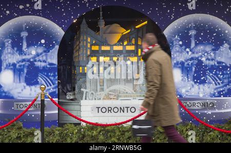 (171211) -- TORONTO, 11 déc. 2017 -- Un homme regarde les vitrines du magasin phare de la Baie d Hudson à Toronto, Canada, le 11 décembre 2017. Les vitrines animées annuelles de la Baie d Hudson apportent de la joie à la ville de Toronto pour célébrer la période des fêtes. CANADA-TORONTO-VITRINE DES FÊTES SHOW ZouxZheng PUBLICATIONxNOTxINxCHN Banque D'Images