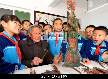 (171212) -- SHIJIAZHUANG, 12 décembre 2017 -- l'artiste marionnettiste de l'ombre Jin Tingshan montre les compétences d'interprétation pour les élèves d'une école primaire du district de Hanshan à Handan, dans la province du Hebei du Nord de la Chine, 11 décembre 2017. L'école invite régulièrement des artistes de marionnettes d'ombre à cultiver l'intérêt des élèves pour la culture traditionnelle.) (Xzy) CHINA-SHIJIAZHUANG-SHADOW PUPPET (CN) WangxXiao PUBLICATIONxNOTxINxCHN Banque D'Images