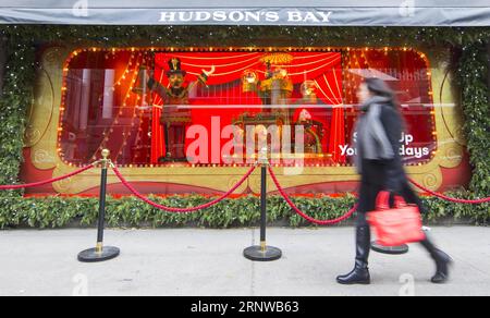 (171211) -- TORONTO, 11 déc. 2017 -- Une femme passe devant les vitrines des fêtes au magasin phare de la Baie d Hudson à Toronto, Canada, le 11 décembre 2017. Les vitrines animées annuelles de la Baie d Hudson apportent de la joie à la ville de Toronto pour célébrer la période des fêtes. CANADA-TORONTO-VITRINE DES FÊTES SHOW ZouxZheng PUBLICATIONxNOTxINxCHN Banque D'Images
