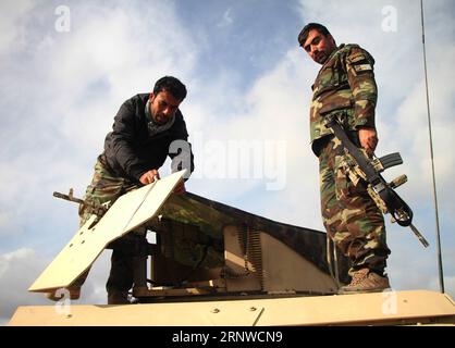 (171214) -- NANGARHAR, 14 décembre 2017 -- des soldats de l'armée afghane prennent part à une opération militaire contre l'État islamique dans le district de Khogyani de la province de Nangarhar, Afghanistan, 14 décembre 2017. Au moins trois militants du groupe terroriste État islamique (EI) ont été tués et sept autres blessés au cours d une opération dans la province orientale de Nangarhar en Afghanistan, ont déclaré jeudi les autorités. (Whw) AFGHANISTAN-NANGARHAR-OPÉRATION MILITAIRE-IS RahmanxSafi PUBLICATIONxNOTxINxCHN Banque D'Images