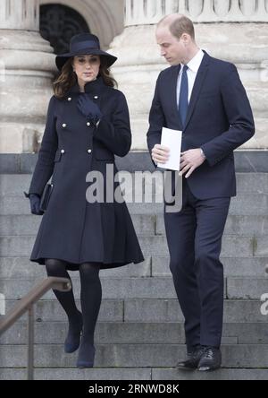 (171214) -- LONDRES, 14 déc. 2017 () -- le prince William et son épouse Catherine quittent le service commémoratif national de la tour Grenfell à St. Cathédrale de Paul à Londres, Grande-Bretagne, le 14 décembre 2017. Un grand service commémoratif a eu lieu jeudi ici pour les victimes de l'incendie de la tour Grenfell qui a fait 71 morts le 14 juin. () -UK OUT- BRITAIN-LONDON-GRENFELL TOWER-NATIONAL MEMORIAL SERVICE XINHUA PUBLICATIONXNOTXINXCHN Banque D'Images