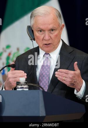 (171215) -- WASHINGTON D.C., le 15 décembre 2017 -- le procureur général des États-Unis Jeff sessions prend la parole lors d'une conférence de presse à Washington D.C., aux États-Unis, le 14 décembre 2017. Les hauts fonctionnaires américains et mexicains se sont réunis ici jeudi pour discuter des stratégies visant à réprimer les organisations criminelles transnationales (TCO) et le flux de drogues illicites avec des efforts conjoints. (djj) U.S.-WASHINGTON D.C.-MEXICO-DRUG-COOPERATION TingxShen PUBLICATIONxNOTxINxCHN Banque D'Images