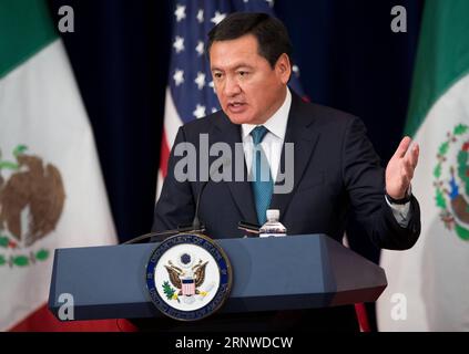 (171215) -- WASHINGTON D.C., 15 décembre 2017 -- le ministre mexicain de l'intérieur, Miguel Angel Osorio Chong, prend la parole lors d'une conférence de presse à Washington D.C., aux États-Unis, le 14 décembre 2017. Les hauts fonctionnaires américains et mexicains se sont réunis ici jeudi pour discuter des stratégies visant à réprimer les organisations criminelles transnationales (TCO) et le flux de drogues illicites avec des efforts conjoints. (djj) U.S.-WASHINGTON D.C.-MEXICO-DRUG-COOPERATION TingxShen PUBLICATIONxNOTxINxCHN Banque D'Images