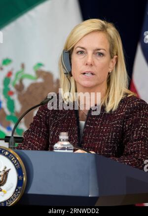 (171215) -- WASHINGTON D.C., le 15 décembre 2017 -- Kirstjen Nielsen, secrétaire américaine à la sécurité intérieure, prend la parole lors d'une conférence de presse à Washington D.C., aux États-Unis, le 14 décembre 2017. Les hauts fonctionnaires américains et mexicains se sont réunis ici jeudi pour discuter des stratégies visant à réprimer les organisations criminelles transnationales (TCO) et le flux de drogues illicites avec des efforts conjoints. (djj) U.S.-WASHINGTON D.C.-MEXICO-DRUG-COOPERATION TingxShen PUBLICATIONxNOTxINxCHN Banque D'Images