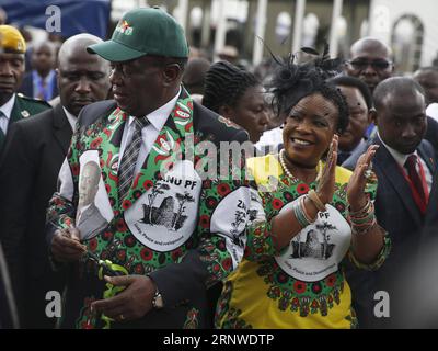 Bilder des Tages (171215) -- HARARE, 15 décembre 2017 -- le président zimbabwéen Emmerson Mnangagwa (L, front) arrive à Harare, Zimbabwe, pour présider un congrès ordinaire du parti ZANU-PF au pouvoir, le 15 décembre 2017. Le président zimbabwéen Emmerson Mnangagwa a ouvert vendredi le congrès extra ordinaire d'une journée du parti au pouvoir ZANU-PF et s'est engagé à être président d'un Zimbabwe uni et non racial. Le congrès du parti a approuvé Mnangagwa comme chef du parti et candidat à la présidence pour les élections de 2018. ZIMBABWE-HARARE-ZANU-PF PARTY-MNANGAGWA SHAUNXJUSA PUBLICATIONXNOTXINXCHN Banque D'Images