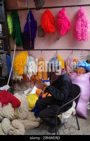 Marrakech, Maroc - 10 février 2023 : laine vierge teintée dans la médina de Marrakech Banque D'Images