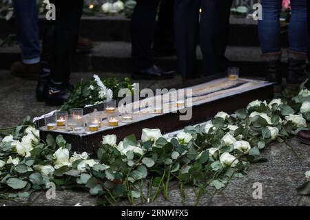 (171219) -- BERLIN, 19 décembre 2017 -- une photo prise le 19 décembre 2017 montre une vue d'un mémorial pour commémorer le 1e anniversaire de l'attaque sur un marché de Noël à Breitscheidplatz de Berlin, capitale de l'Allemagne. )(rh) ALLEMAGNE-BERLIN-MARCHÉ DE NOËL ATTAQUE-COMMÉMORATION ShanxYuqi PUBLICATIONxNOTxINxCHN Banque D'Images