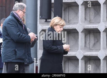 (171219) -- BERLIN, le 19 décembre 2017 -- la chancelière allemande Angela Merkel (R) assiste à la commémoration du 1e anniversaire de l'attaque d'un marché de Noël sur la Breitscheidplatz de Berlin, capitale de l'Allemagne, le 19 décembre 2017. )(rh) ALLEMAGNE-BERLIN-MARCHÉ DE NOËL ATTAQUE-COMMÉMORATION ShanxYuqi PUBLICATIONxNOTxINxCHN Banque D'Images