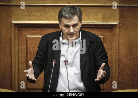 (171220) -- ATHÈNES, le 20 décembre 2017 -- le ministre grec des Finances, Euclid Tsakalotos, s'adresse aux législateurs lors de la session parlementaire pour le budget de l'État 2018 à Athènes, en Grèce, le 19 décembre 2017. Les législateurs grecs ont ratifié mardi soir le budget de l'État pour 2018. ) (zy) GRÈCE-ATHÈNES-BUDGET DE L'ÉTAT MariosxLolos PUBLICATIONxNOTxINxCHN Banque D'Images