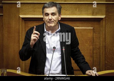 (171220) -- ATHÈNES, le 20 décembre 2017 -- le ministre grec des Finances, Euclid Tsakalotos, s'adresse aux législateurs lors de la session parlementaire pour le budget de l'État 2018 à Athènes, en Grèce, le 19 décembre 2017. Les législateurs grecs ont ratifié mardi soir le budget de l'État pour 2018. ) (zy) GRÈCE-ATHÈNES-BUDGET DE L'ÉTAT MariosxLolos PUBLICATIONxNOTxINxCHN Banque D'Images