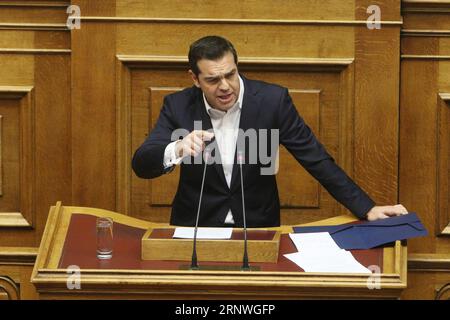 (171220) -- ATHÈNES, le 20 décembre 2017 -- le Premier ministre grec Alexis Tsipras s'adresse aux législateurs lors de la session parlementaire pour le budget de l'État 2018 à Athènes, en Grèce, le 19 décembre 2017. Les législateurs grecs ont ratifié mardi soir le budget de l'État pour 2018. ) (zy) GRÈCE-ATHÈNES-BUDGET DE L'ÉTAT MariosxLolos PUBLICATIONxNOTxINxCHN Banque D'Images